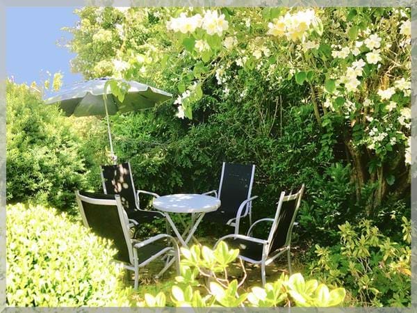 Sitzecke im Grünen Gästehaus Pension Deparade Altenburg – Umgebung genießen